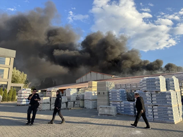 Erzurum'da Boya Fabrikasında Korkutan Yangın