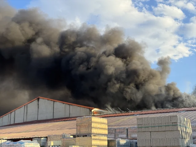 Erzurum'da Boya Fabrikasında Korkutan Yangın