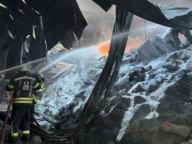 Erzurum'da Boya Fabrikasında Korkutan Yangın