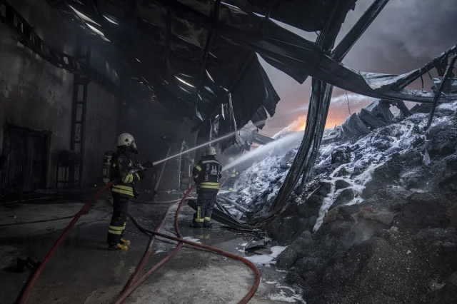 Erzurum'da Boya Fabrikasında Korkutan Yangın