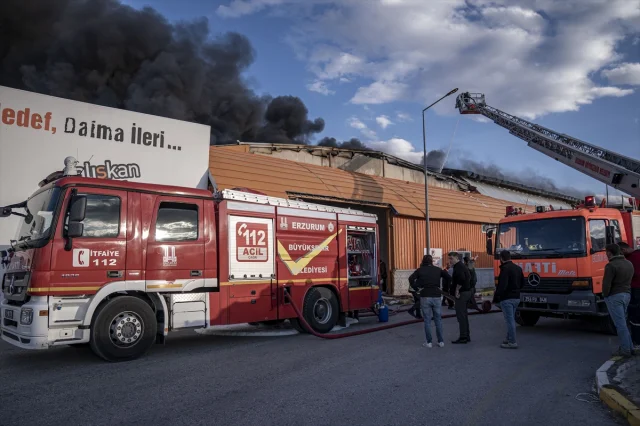 Erzurum'da Boya Fabrikasında Korkutan Yangın