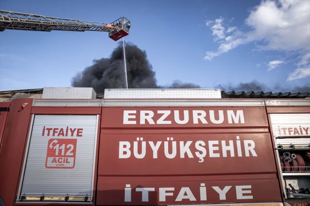 Erzurum'da Boya Fabrikasında Korkutan Yangın