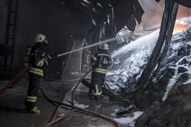 Erzurum'da Boya Fabrikasında Korkutan Yangın