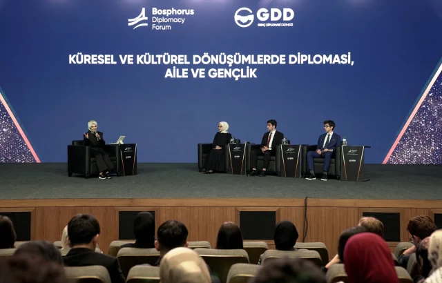 Gençlerle Diplomasi Yolculuğuna Çıkın: Bakan Göktaş'ın İlham Veren Hikayesi