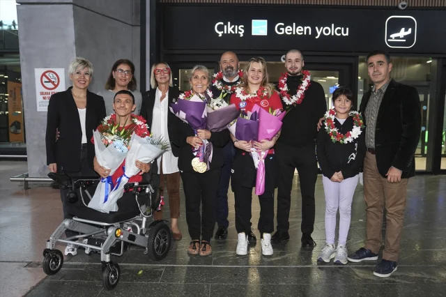 Türkiye'ye Dönen Kahraman Paralimpik Yüzücüler Gurur Tazeledi