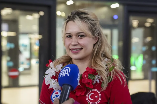 Türkiye'ye Dönen Kahraman Paralimpik Yüzücüler Gurur Tazeledi