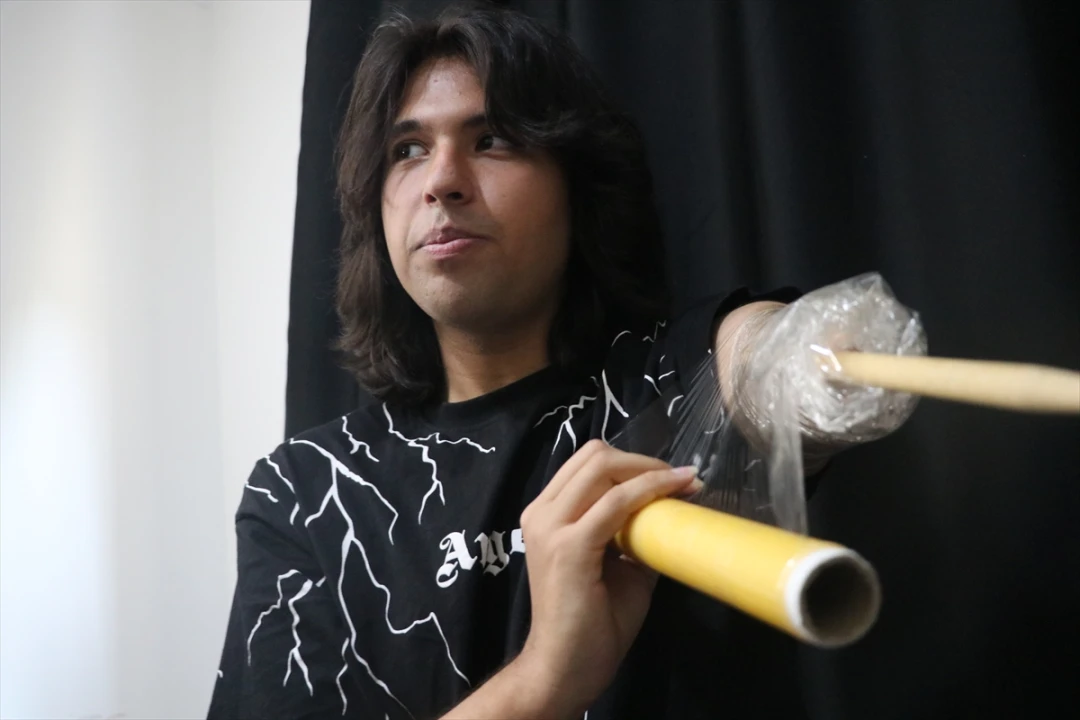 Tek Kolla Hayallere Ritm Tutan Genç Müzisyen