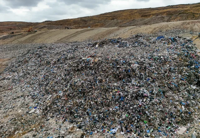 İzmir'de Çöp Krizi Yine Patlak Verdi Mahalleli Tepkili