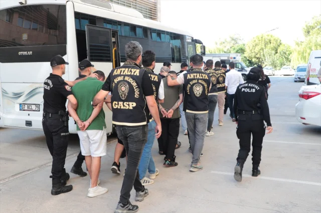 Antalya'da Suç Örgütü Çökertildi: Çarpıcı Operasyon Detaylar...