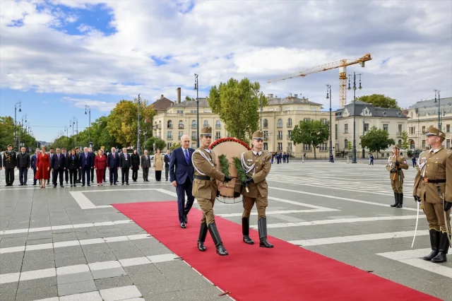 Numan Kurtulmuş Budapeşte'de Tarihi Anıta Çelenk Bıraktı