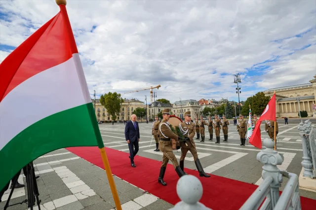 Numan Kurtulmuş Budapeşte'de Tarihi Anıta Çelenk Bıraktı