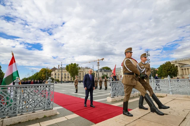 Numan Kurtulmuş Budapeşte'de Tarihi Anıta Çelenk Bıraktı