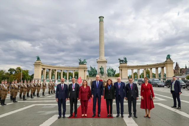 Numan Kurtulmuş Budapeşte'de Tarihi Anıta Çelenk Bıraktı