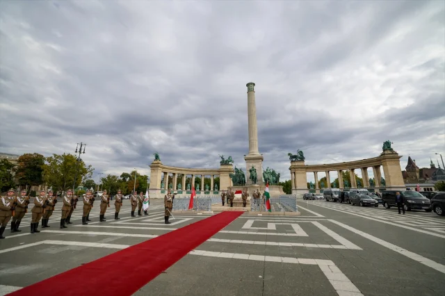 Numan Kurtulmuş Budapeşte'de Tarihi Anıta Çelenk Bıraktı