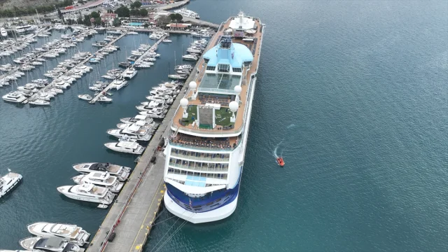 Marmaris'te Turizm Canlanıyor: 'Marella Discovery 2' Limanda
