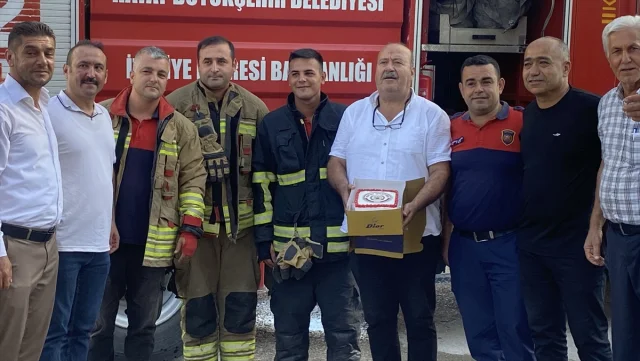 İskenderun'da İtfaiyeye Duygusal Sürpriz: Pasta ve Alkışlar Eşliğinde Kutlama