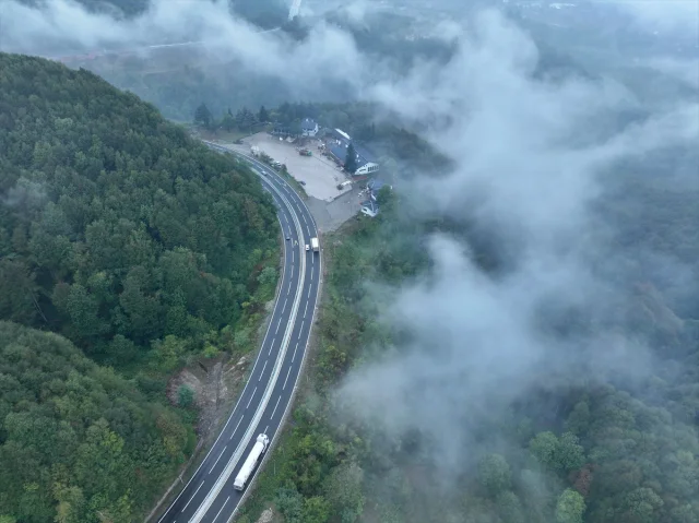Bolu Dağı'nda Sis ve Sağanak Sürücüleri Zorladı