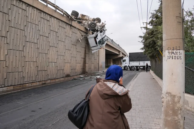 İzmir'in Kalbinde Nefes Kesen Kaza Anları Görüntülendi