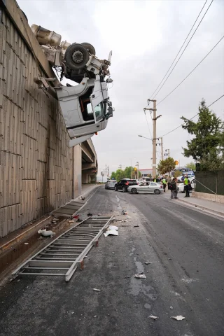 İzmir'in Kalbinde Nefes Kesen Kaza Anları Görüntülendi