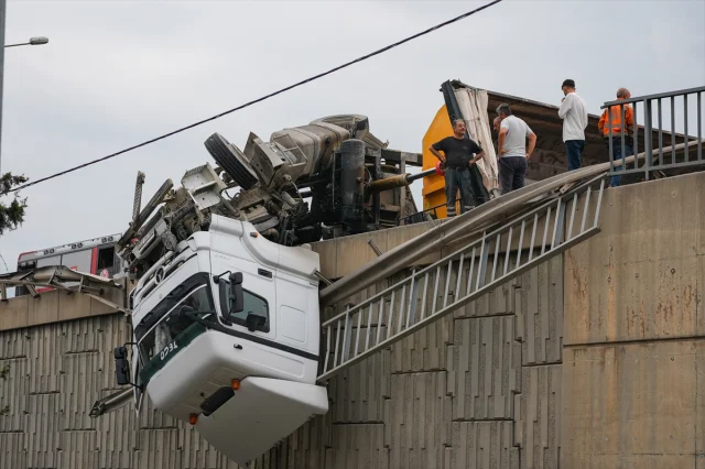İzmir'in Kalbinde Nefes Kesen Kaza Anları Görüntülendi