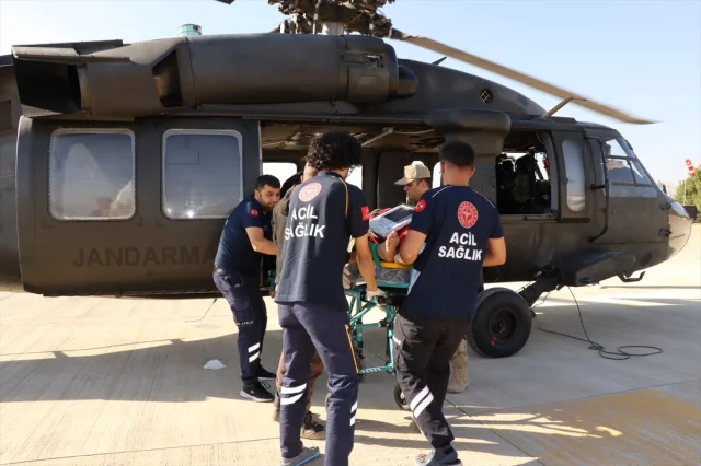 Siirt'te İşçiye Askeri Helikopter İle Acil Yardım