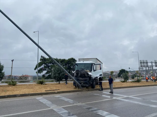 Çanakkale'de Feci Kaza! Kamyon ile Kamyonet Çarpıştı, Bir Ki...