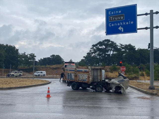 Çanakkale'de Feci Kaza! Kamyon ile Kamyonet Çarpıştı, Bir Kişi Hayatını Kaybetti