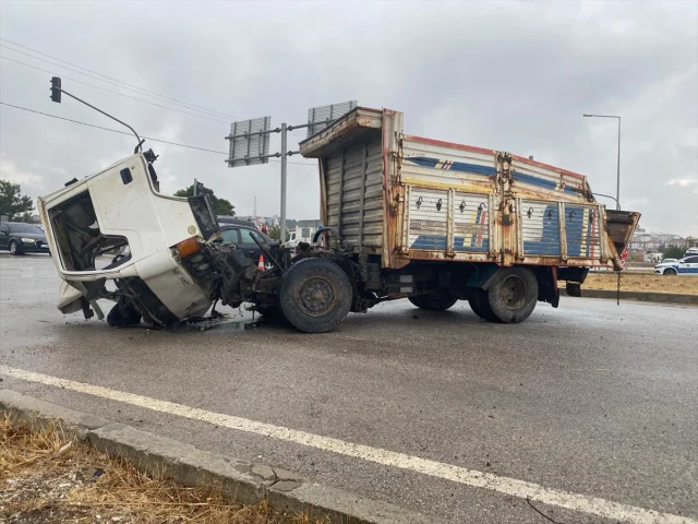 Çanakkale'de Feci Kaza! Kamyon ile Kamyonet Çarpıştı, Bir Kişi Hayatını Kaybetti