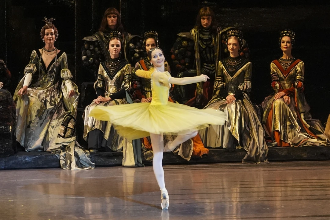 Bolşoy Bale ve Orkestrası İstanbul'da Büyüledi: Kuğu Gölü'nün Sahnesi Hayran Bıraktı