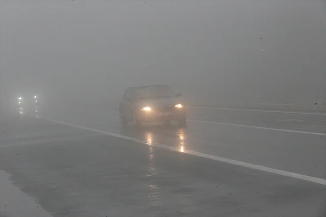 Bolu Dağı'nda Sürüş Güvenliği Tehlikede: Sis ve Sağanak Alarm Veriyor