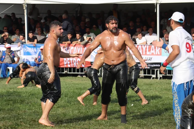 Sungurlu'da Yağlı Güreşlerin Efsanevi Geri Dönüşü Herkesi Büyüledi