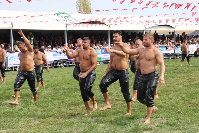 Sungurlu'da Yağlı Güreşlerin Efsanevi Geri Dönüşü Herkesi Büyüledi