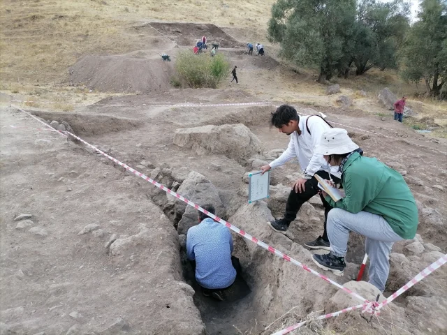 5 Bin Yıllık Tarihin Kapıları Açılıyor: Parmaksız Kale Höyüğü'ndeki Ekibin Başarıları