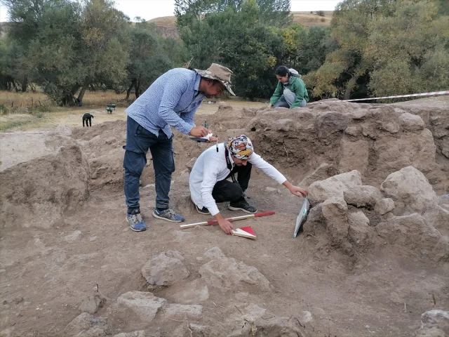 5 Bin Yıllık Tarihin Kapıları Açılıyor: Parmaksız Kale Höyüğü'ndeki Ekibin Başarıları