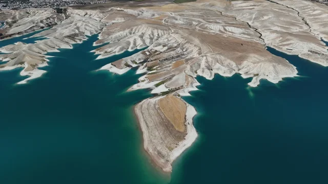 Atatürk Barajı'nın Kuraklıkla Gelen Sırları Ortaya Çıkıyor