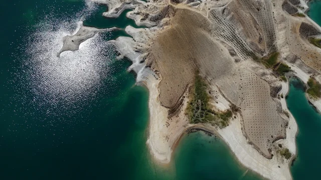 Atatürk Barajı'nın Kuraklıkla Gelen Sırları Ortaya Çıkıyor
