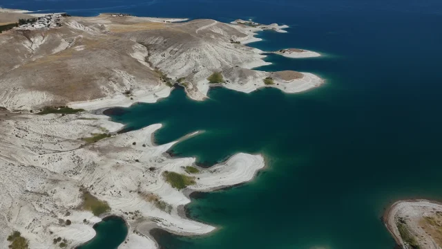 Atatürk Barajı'nın Kuraklıkla Gelen Sırları Ortaya Çıkıyor
