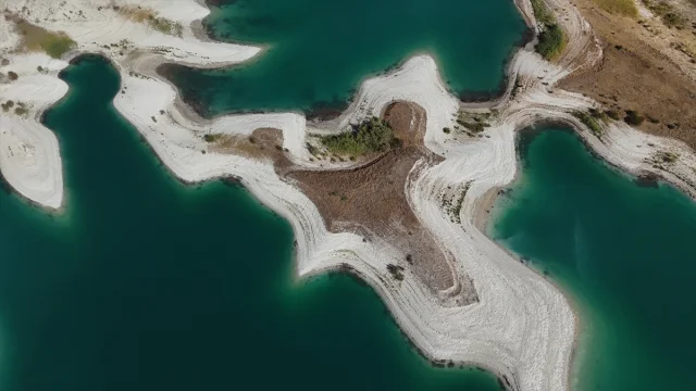 Atatürk Barajı'nın Kuraklıkla Gelen Sırları Ortaya Çıkıyor