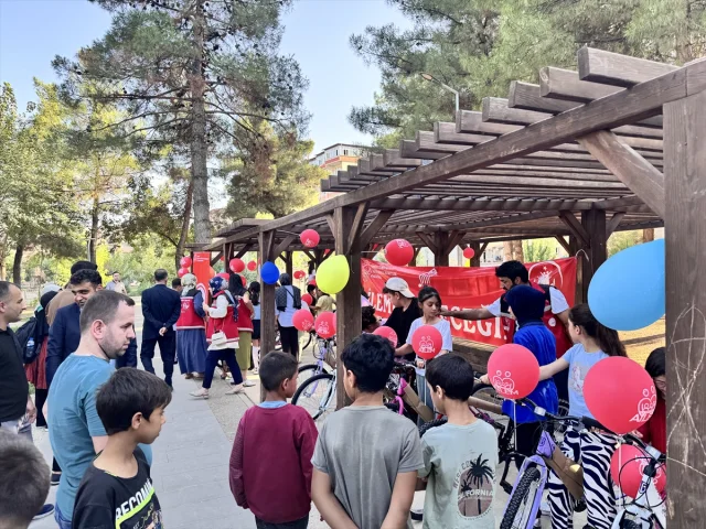 Siirt'te Çocukların Yüzünü Güldüren Etkinlik: Bisiklet Hediyesi