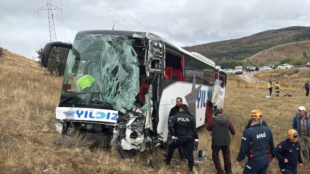 Sivas'ta Şok Kaza: Yolcu Otobüsü ve Tır Çarpıştı, 23 Kişi Yaralandı