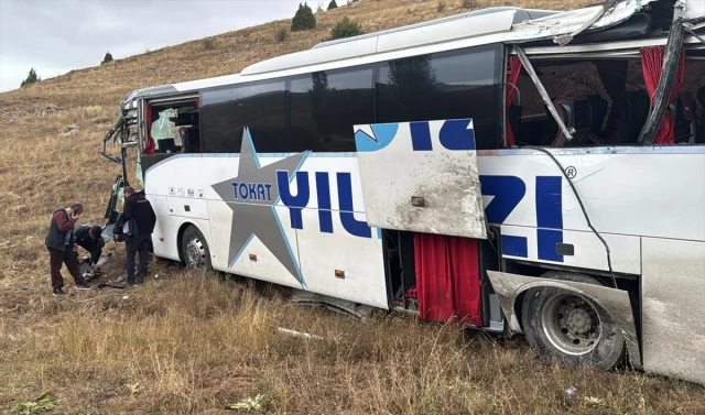 Sivas'ta Şok Kaza: Yolcu Otobüsü ve Tır Çarpıştı, 23 Kişi Yaralandı