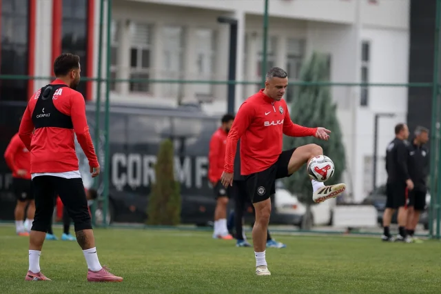 Çorum FK ve Manisa FK Mücadelesi Öncesi Gergin Bekleyiş