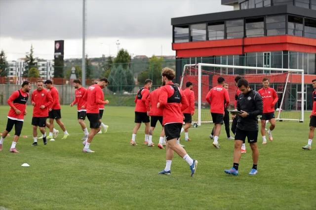 Çorum FK ve Manisa FK Mücadelesi Öncesi Gergin Bekleyiş