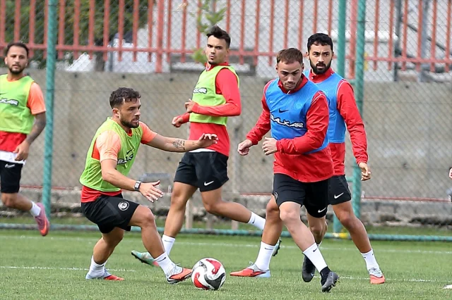 Çorum FK ve Manisa FK Mücadelesi Öncesi Gergin Bekleyiş