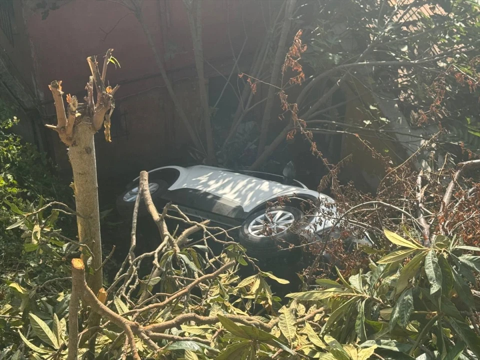 Sarıyer'de Araç Kazası Korkuttu: Otomobil Bahçeye Uçtu