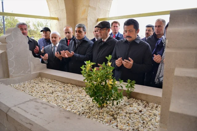 Yunus Emre'nin Anıt Mezarında Duygu Dolu Anma Töreni