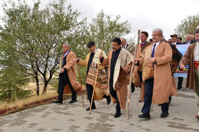 Yunus Emre'nin Anıt Mezarında Duygu Dolu Anma Töreni