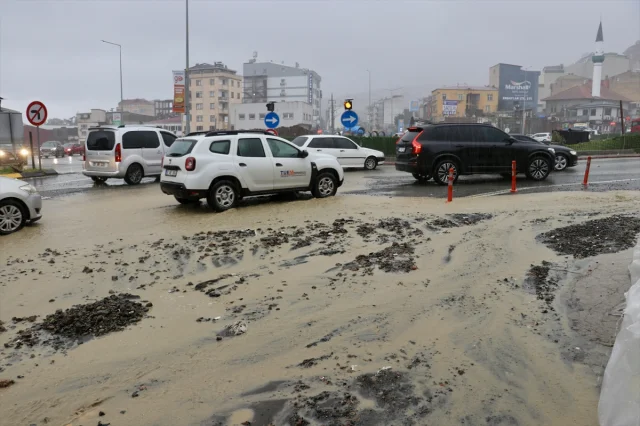 Trabzon'da Sağanak Yağış Hayatı Felç Etti