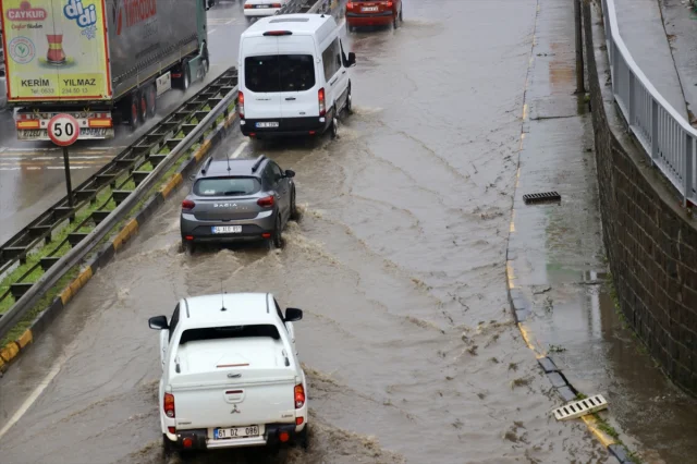 Trabzon'da Sağanak Yağış Hayatı Felç Etti