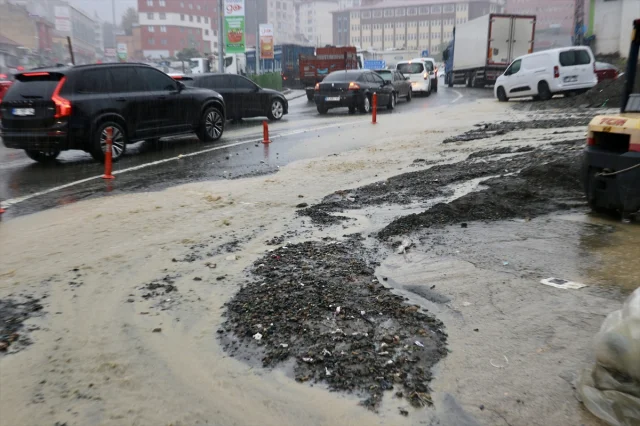 Trabzon'da Sağanak Yağış Hayatı Felç Etti